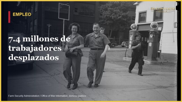 Trabajadores salen de una fabrica al terminar su jornada.