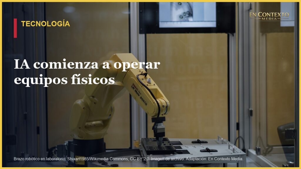Brazo robótico trabajando sobre un componente pequeño en un laboratorio.
