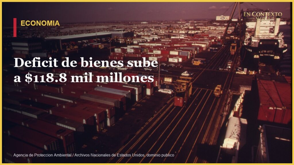 Contenedores de carga en los muelles del puerto de Newark, Nueva Jersey.