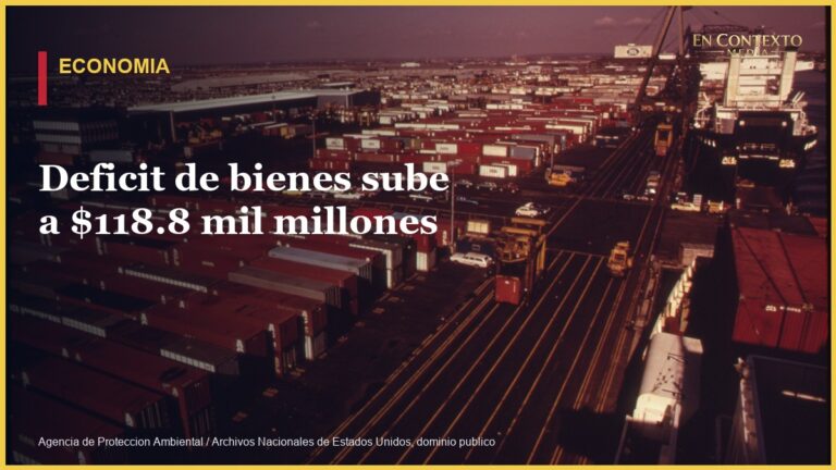 Contenedores de carga en los muelles del puerto de Newark, Nueva Jersey.
