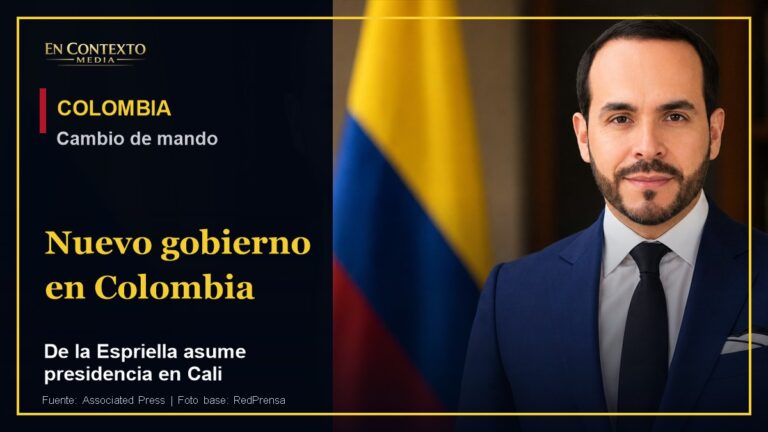Abelardo de la Espriella junto a la bandera de Colombia en portada editorial de En Contexto Media.