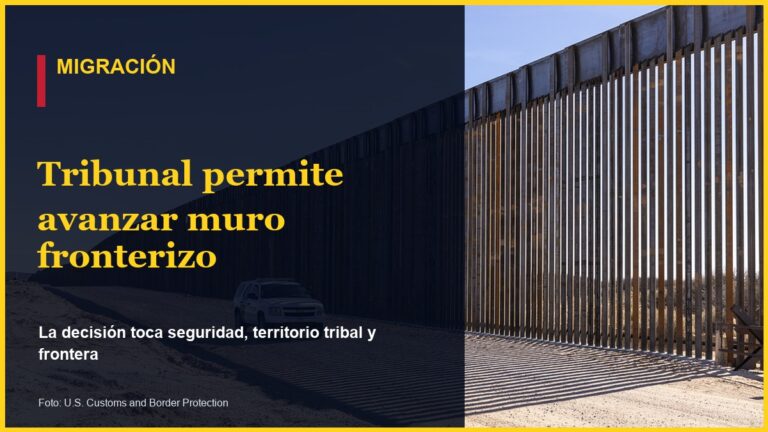 Vehículo de CBP junto a muro fronterizo en zona desértica