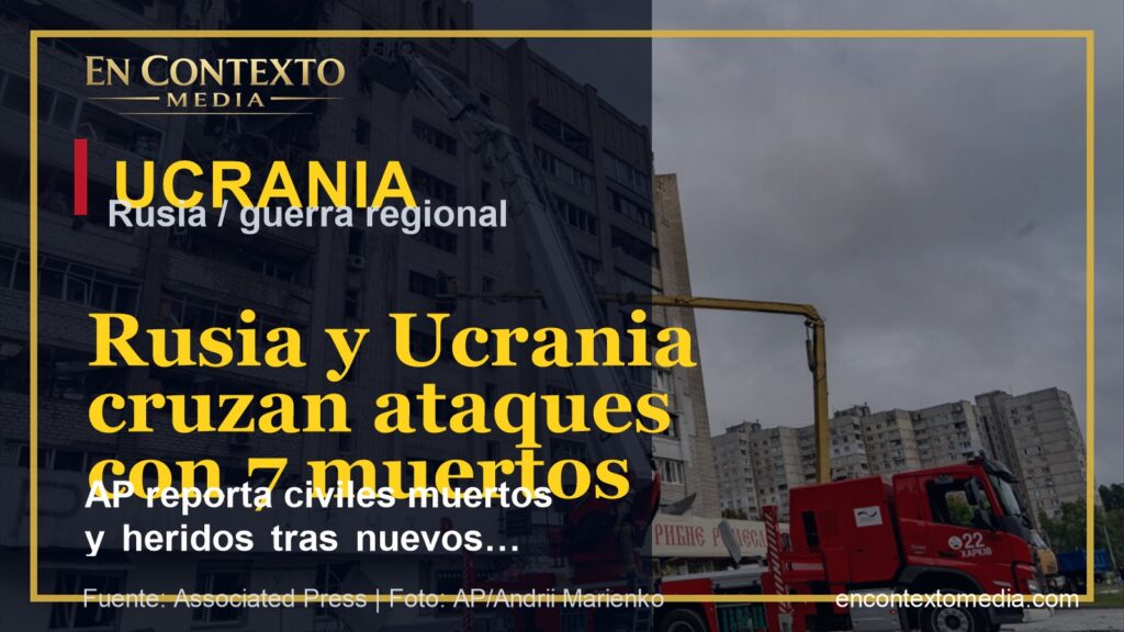 Bomberos apagan un incendio tras un ataque ruso contra un edificio residencial en Kharkiv, Ucrania, el 9 de agosto de 2026.