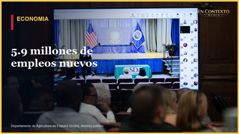 Trabajadores participan en una reunion profesional en Estados Unidos.