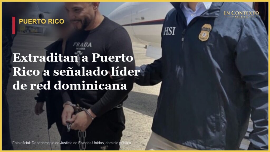 Erick Randhiel Mosquea Polanco escoltado por agentes tras ser extraditado desde Colombia.