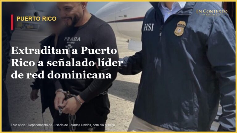 Erick Randhiel Mosquea Polanco escoltado por agentes tras ser extraditado desde Colombia.
