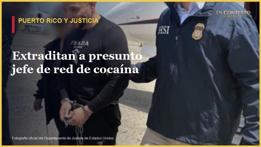 Erick Randhiel Mosquea Polanco rodeado por agentes durante su extradición a Estados Unidos.