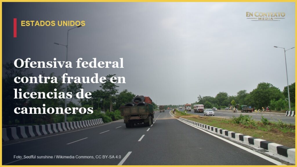 Camion de carga circulando por una carretera.