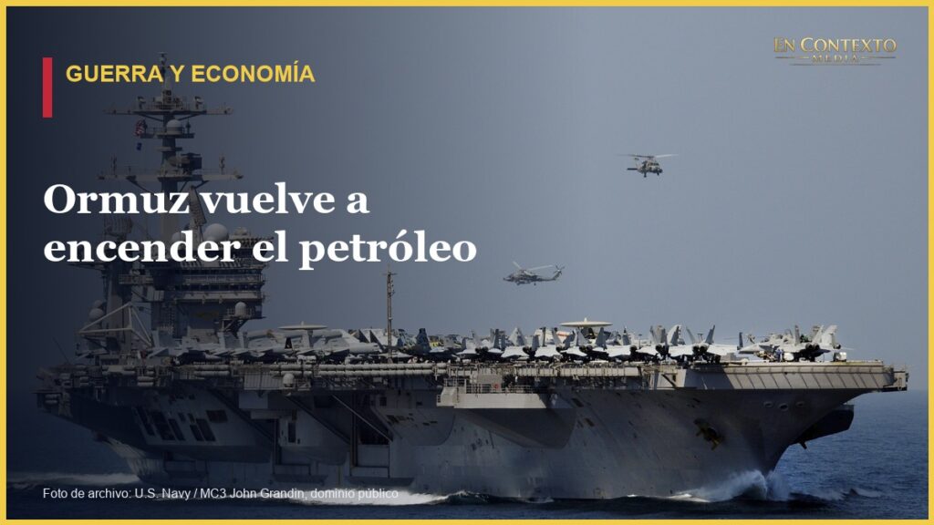 El portaaviones USS Carl Vinson transita el estrecho de Ormuz en una fotografía de archivo de la Marina de Estados Unidos.