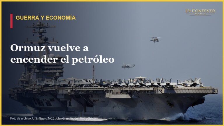 El portaaviones USS Carl Vinson transita el estrecho de Ormuz en una fotografía de archivo de la Marina de Estados Unidos.
