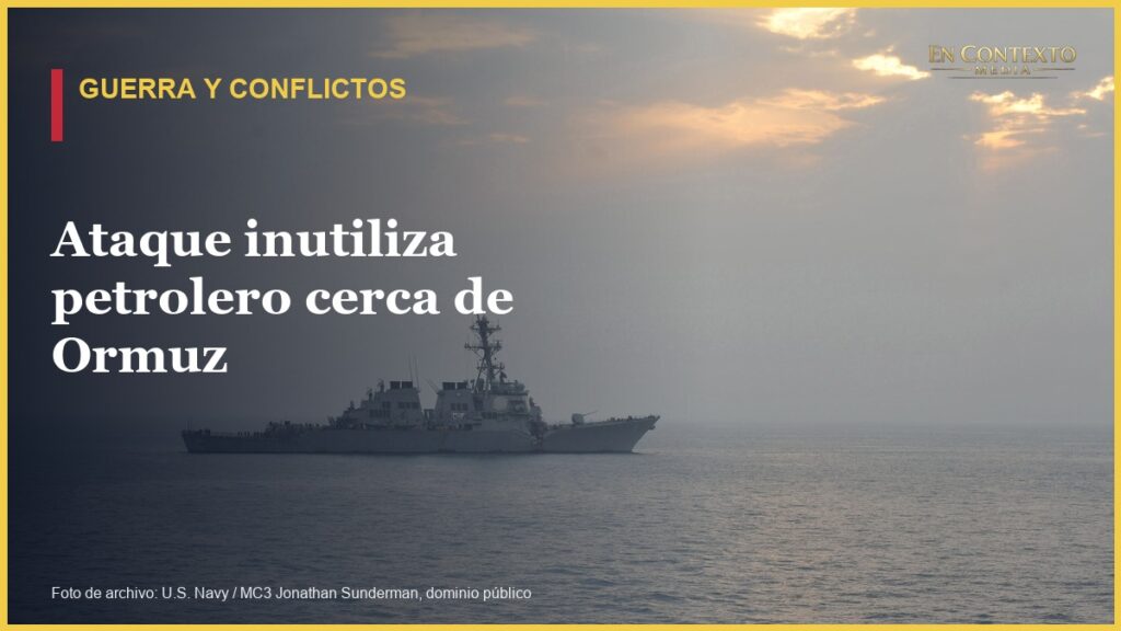 Un petrolero y un buque de la Marina de Estados Unidos en aguas del estrecho de Ormuz en una fotografía de archivo.