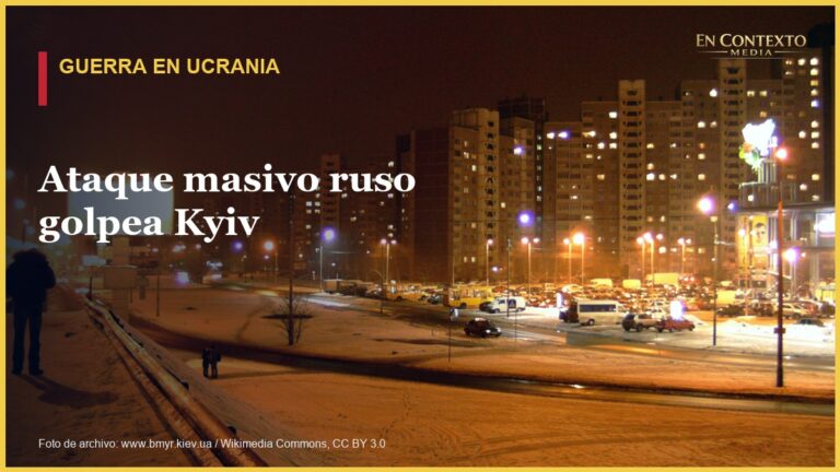 Vista nocturna de una zona residencial de Kyiv, Ucrania. Imagen de archivo.