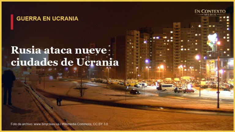 Vista nocturna de una zona residencial de Kyiv, Ucrania; fotografía de archivo.