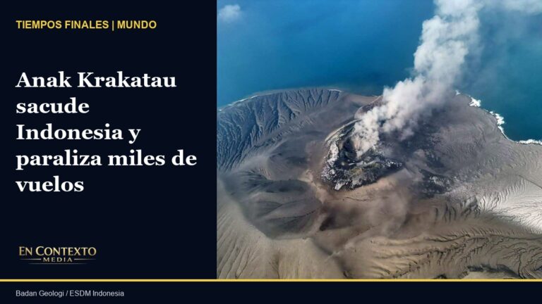 El volcán Anak Krakatau expulsa una columna de humo durante la erupción de septiembre de 2026.