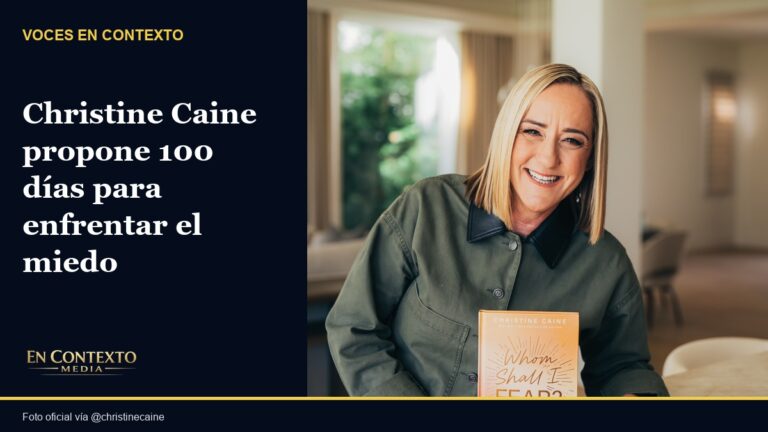 Christine Caine sostiene su libro Whom Shall I Fear en la fotografía oficial de lanzamiento.