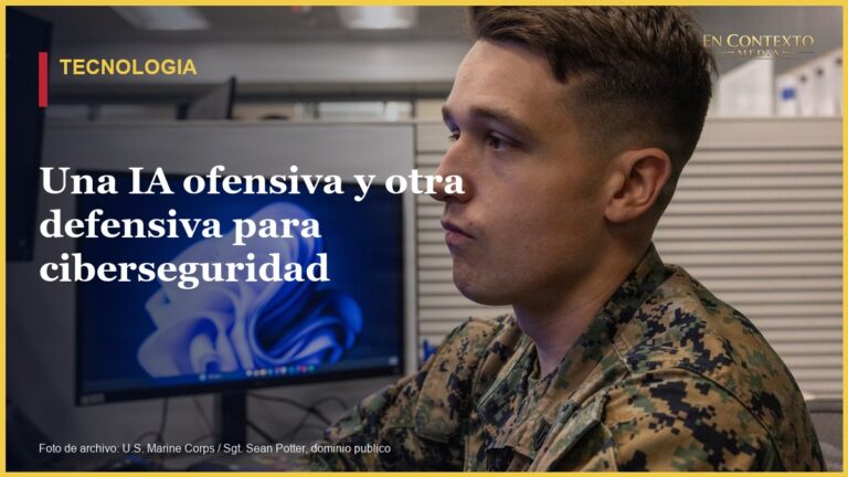 Operador de ciberdefensa monitorea una red en una fotografia de archivo del Cuerpo de Marines.