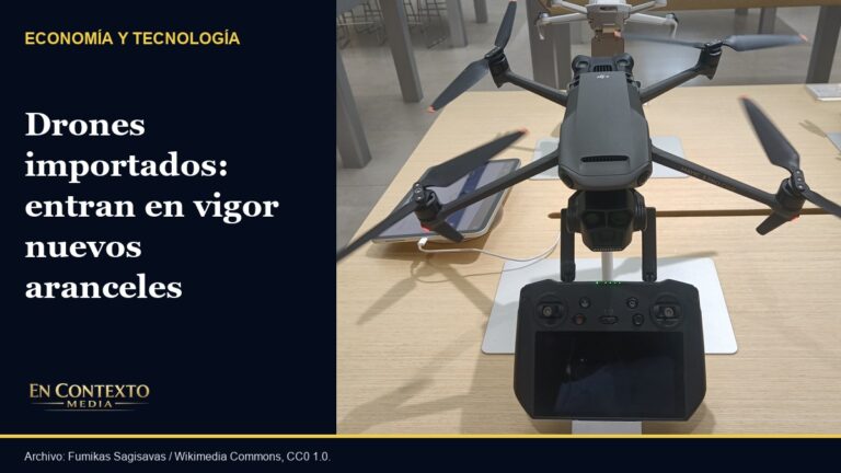 Dron comercial DJI Mavic 3 Pro y su control en una fotografía de archivo de 2024.