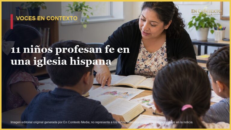 Maestra hispana conversa con varios niños alrededor de una mesa con Biblias y materiales de estudio en un salón de iglesia.
