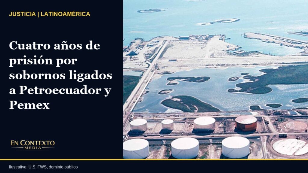 Refinería de petróleo costera en Texas; fotografía ilustrativa de la industria energética.