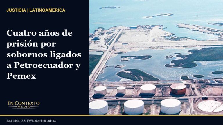 Refinería de petróleo costera en Texas; fotografía ilustrativa de la industria energética.