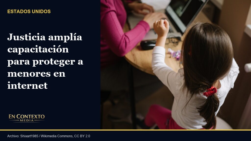 Una madre trabaja en una computadora portátil mientras una niña juega cerca de ella en el hogar.