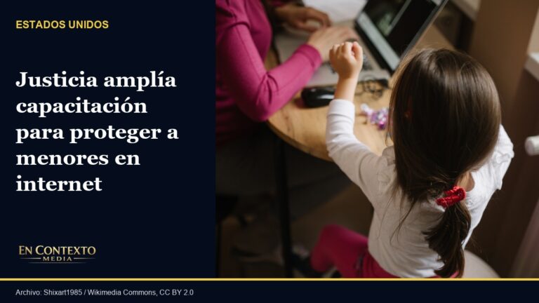 Una madre trabaja en una computadora portátil mientras una niña juega cerca de ella en el hogar.