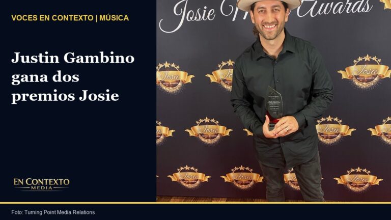 Justin Gambino sostiene uno de sus premios frente al fondo oficial de los Josie Music Awards.