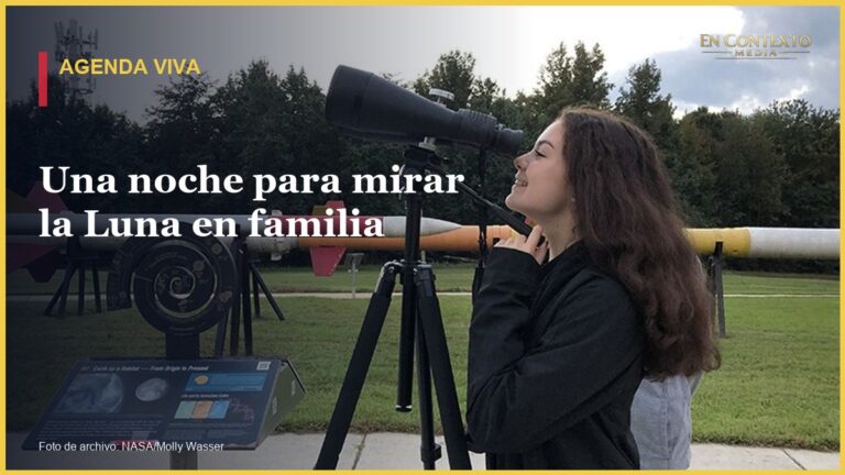 Una participante observa con un equipo optico en una fotografia de archivo de NASA/Molly Wasser.