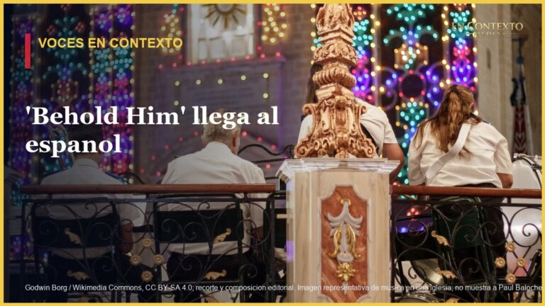 Musicos interpretan en un escenario frente a una iglesia iluminada, imagen representativa.