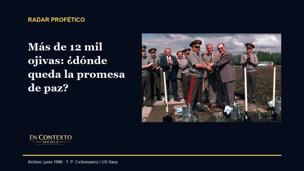 Representantes de Estados Unidos, Ucrania y Rusia plantan girasoles tras desmantelar un silo de misiles en Ucrania, junio de 1996.