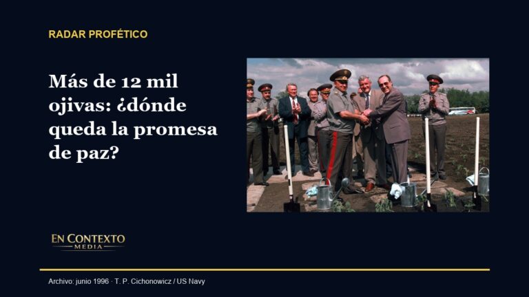 Representantes de Estados Unidos, Ucrania y Rusia plantan girasoles tras desmantelar un silo de misiles en Ucrania, junio de 1996.