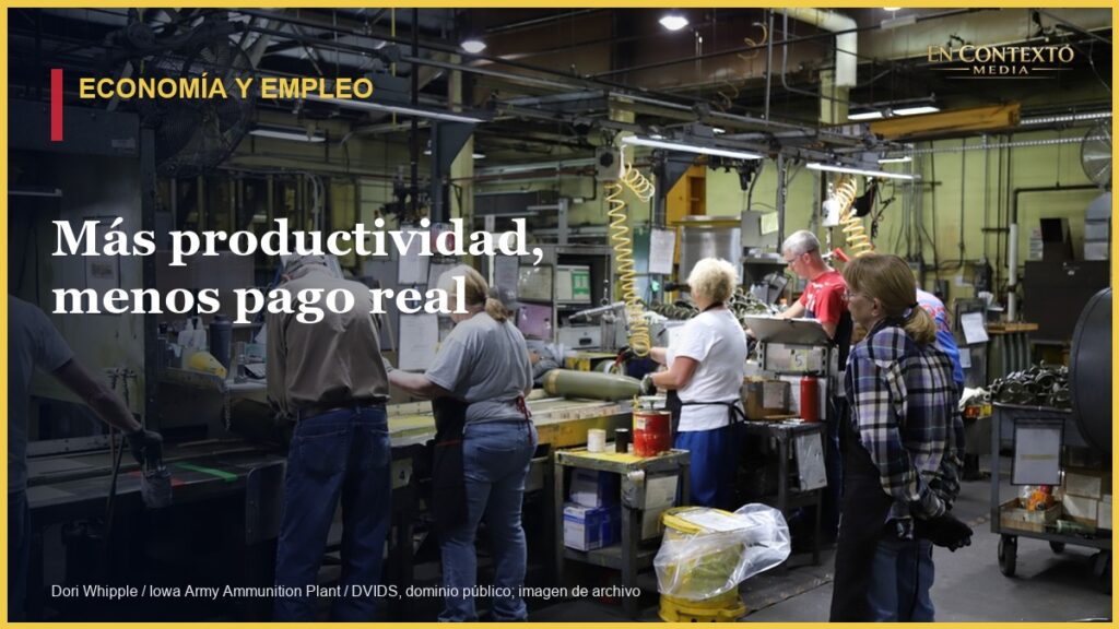 Empleado trabaja en una línea industrial en Iowa; fotografía de archivo de 2024.