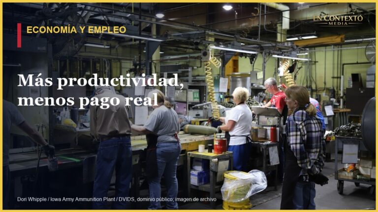 Empleado trabaja en una línea industrial en Iowa; fotografía de archivo de 2024.