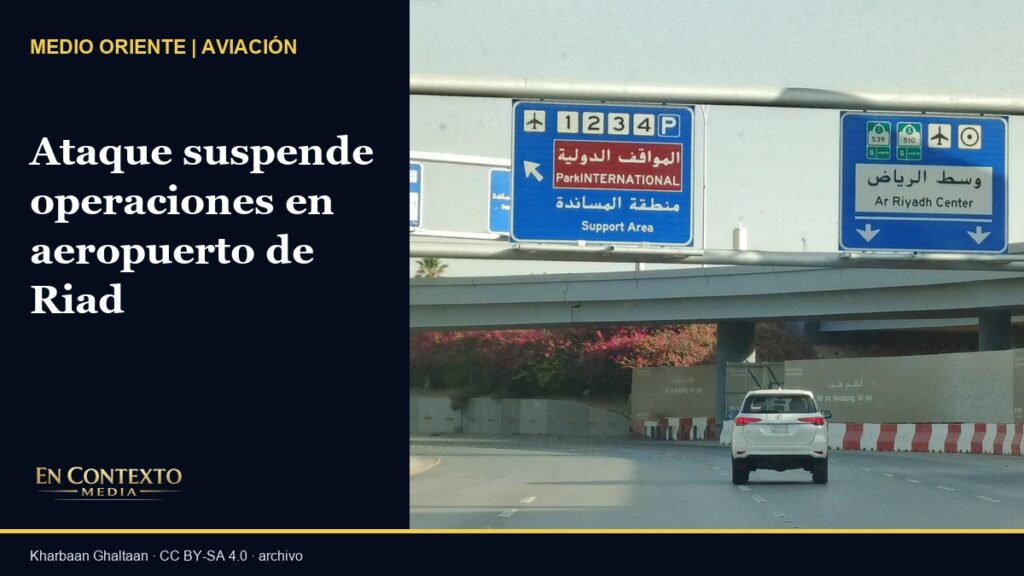 Señales de carretera en el acceso al aeropuerto internacional Rey Khalid de Riad, en una fotografía de archivo de 2025.