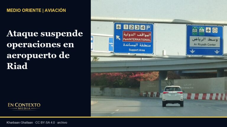 Señales de carretera en el acceso al aeropuerto internacional Rey Khalid de Riad, en una fotografía de archivo de 2025.