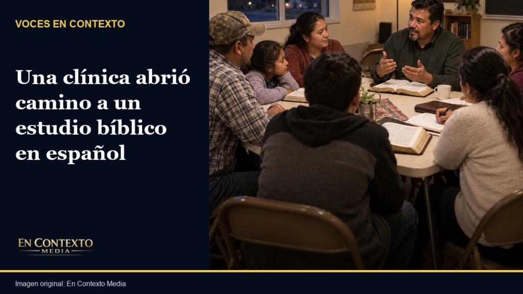 Familias hispanas reunidas alrededor de una mesa para estudiar la Biblia en una iglesia de Kentucky