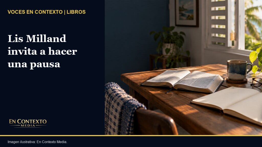 Biblia abierta, libreta, taza y lentes sobre una mesa iluminada por la mañana, como símbolo de pausa y reflexión.