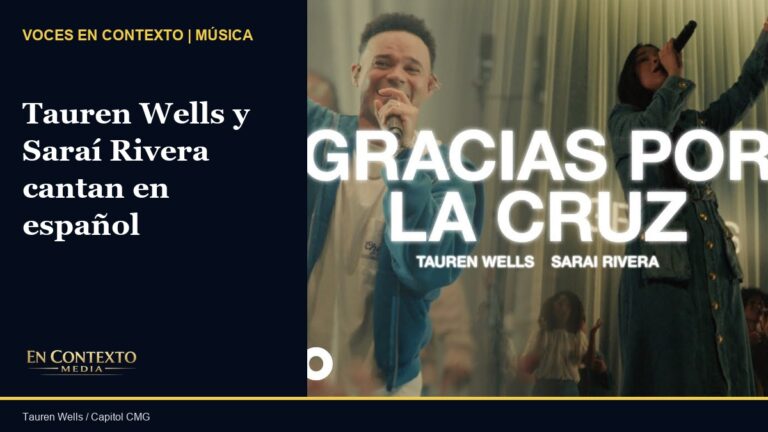 Tauren Wells y Saraí Rivera interpretan Gracias Por La Cruz durante una presentación en vivo.